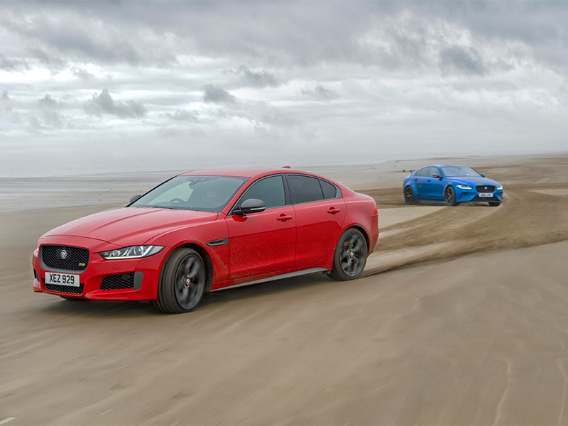سيارتان من سلالة واحدة: جاكوار XE 300 SPORT وXE SV ... تستعرضان أداءهما على رمال شاطئ بيندين ساندز في مقاطعة ويلز